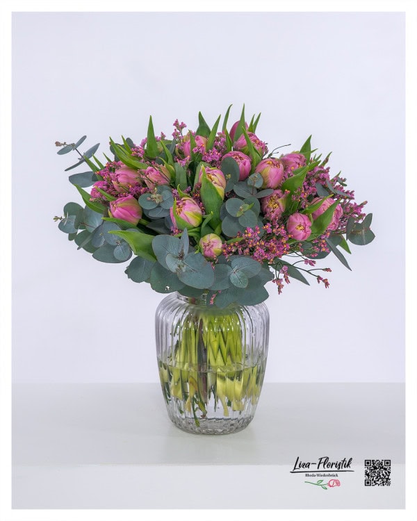 Frühlingshafter Tulpenstrauß mit rosa-grünen Tulpen, zartem pinkem Limonium und silbrigem Eukalyptus – locker gebunden im natürlichen Stil.