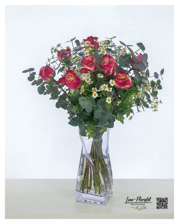 Lang gebundener Blumenstrauß mit Ecuador Rosen Apple Jack und Kamille
