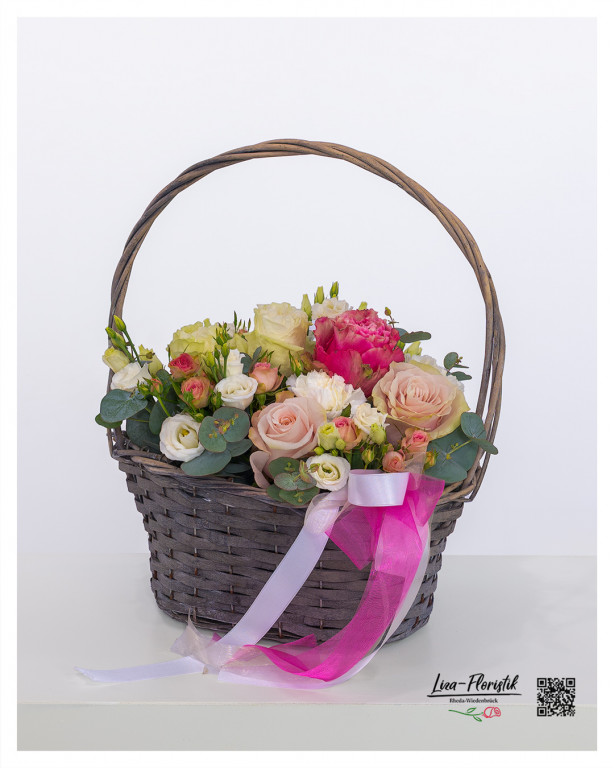 Romantischer Blumenkorb mit Rosen in Rosa, Creme und Pink – liebevoll zusammengestellt mit duftendem Eukalyptus und zarten Schleifen. Perfekt als Geschenk zum Jahrestag, Geburtstag oder einfach, um von Herzen „Ich denk an dich“ zu sagen.