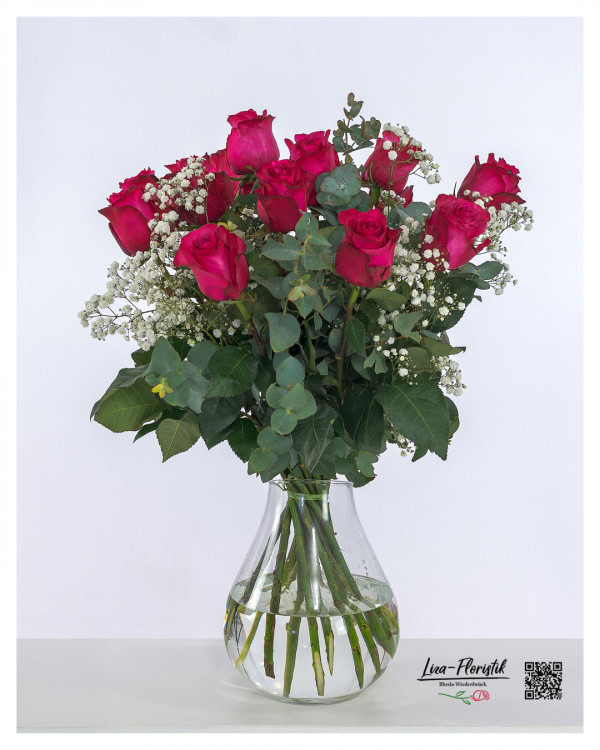 Strauß mit 12 kräftig pinken Ecuador-Rosen der Sorte „Lola“, kombiniert mit zartem Schleierkraut und frischem Eukalyptus – hochwertig gebunden im klassischen Stil.
