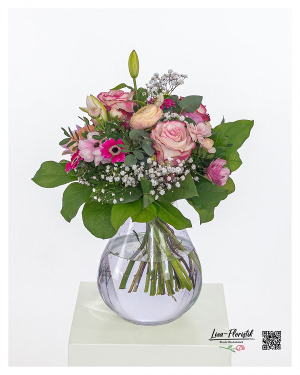 Wunderschöner Blumenstrauß zum Muttertag mit Rosen, Gerbera, Lilien, Ranunkeln und Schleierkraut