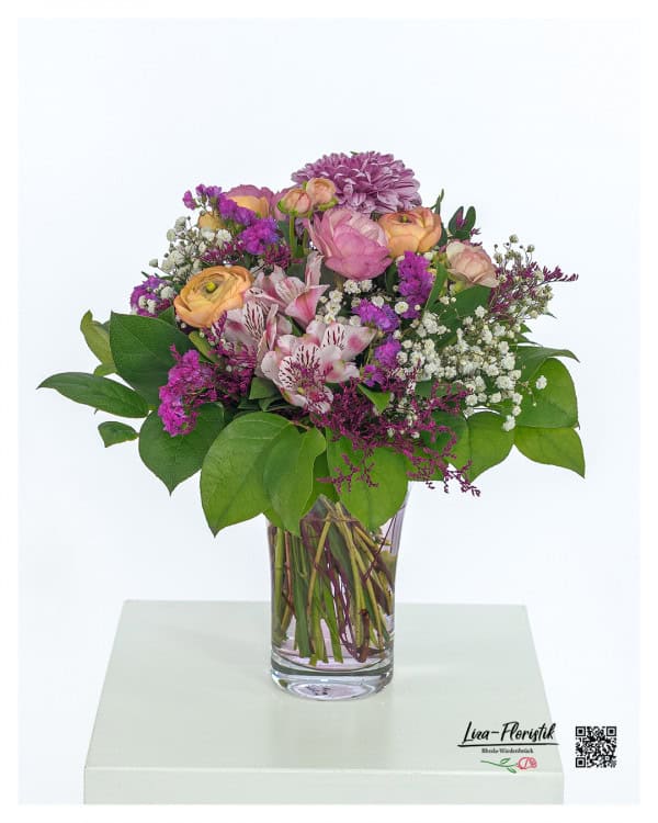 Bunter Blumenstrauß zum Muttertag - in Rosa, Violett und Apricot mit Ranunkeln, Alstroemerien, Chrysanthemen, Statice und Schleierkraut – liebevoll gebunden
