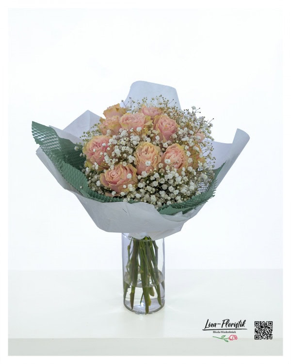 Blumenstrauß mit 12 Rosen und Schleierkraut – zartes Rosé, elegante Verpackung, kostenlos geliefert in Rheda-Wiedenbrück & Umgebung. Jetzt bestellen!