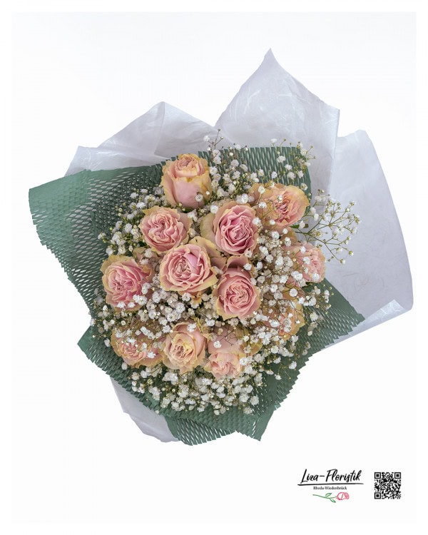 Detailansicht des Blumenstraußes mit 12 rosafarbenen Rosen aus Ecuador und feinem Schleierkraut – sorgfältig gebunden, mit grüner Netzmanschette und weißem Seidenpapier, zeigt diese Perspektive die gleichmäßige Anordnung und hohe Qualität der Blüten von Liza-Floristik aus Rheda-Wiedenbrück.